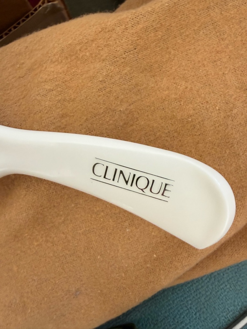 Vintage Clinique White Plastic Comb | 7 inches - Picture 3 of 3